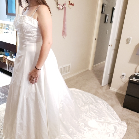 Ivory embroidered strapless wedding dress - Picture 5 of 6